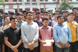 পরীক্ষা ও ফল প্রকাশে দ্রুততাসহ সাত দফা দাবি ডিসিইউ শিক্ষার্থীদের