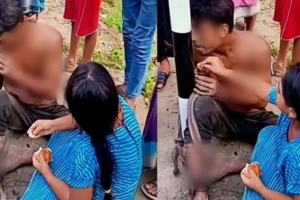 খুঁটিতে বাঁধা বাবার মুখে রুটি তুলে দিল তুবা, বদলে গেল জীবন