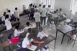 শ্রেণিকক্ষে ঢুকে শিক্ষার্থীকে তিনবার আছাড়, অভিভাবক আটক