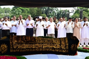 সালাহউদ্দিন আহমেদের জানাজায় প্রধানমন্ত্রী তারেক রহমান