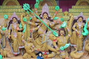 খুলনায় ৩০ কেজি ধানে তৈরি দুর্গাপ্রতিমা দেখতে ভিড়