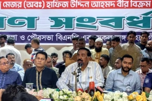 ‘ইশরাক কাজটি ভালোই করেছেন, অস্ত্র নেওয়া ঠিক হয়নি’