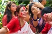 ঢাকেশ্বরী মন্দিরে বন্ধুদের সঙ্গে সিঁদুর খেলায় মেতে উঠলেন শাওন