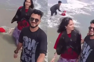 সমুদ্রে ঢেউয়ের তোড়ে শিশু, রিল বানাতে ব্যস্ত দম্পতি