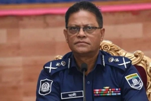 প্রধানমন্ত্রীর ফেরার পর আইজিপিকে নিয়ে সিদ্ধান্তের ইঙ্গিত তথ্য উপদেষ্টার