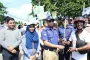 হেলমেট পরা চালকদের ফুল দিয়ে উৎসাহিত করল পুলিশ