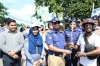হেলমেট পরা চালকদের ফুল দিয়ে উৎসাহিত করল পুলিশ