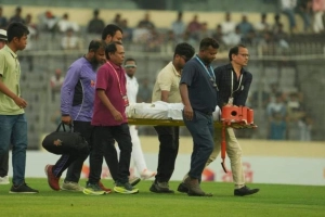 স্ট্রেচারে মাঠ ছাড়লেন তাওহীদ